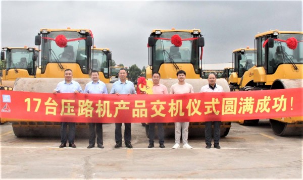 The handover ceremony of SDLG 17 sets Roak rollers was successfully held
